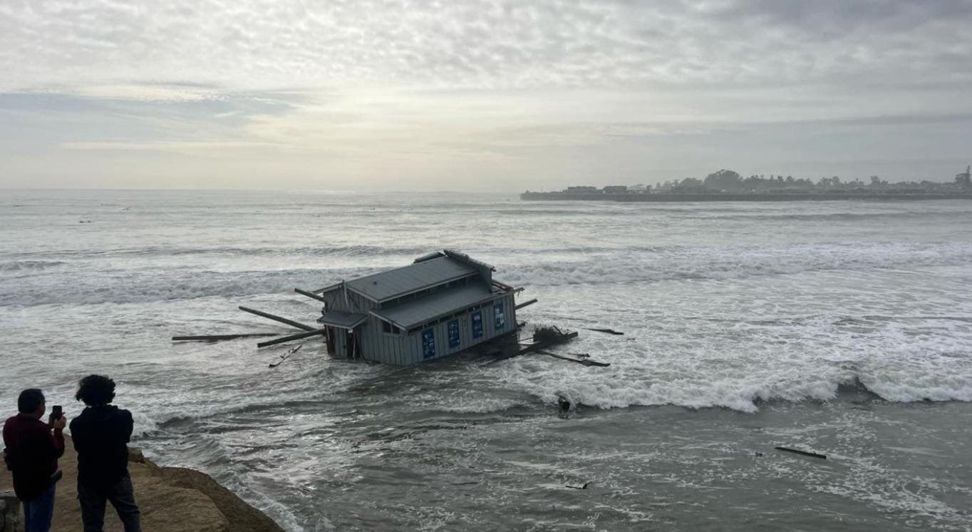 Santa Cruz wharf collapses during a repair project